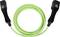 Ein grün ummanteltes Elektrokabel mit schwarzen Steckverbindern an beiden Enden, das zu einer kreisförmigen Schleife gelegt ist.