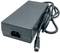 Ein schwarzes Netzteil mit Kabel und Steckern. Es wird verwendet, um elektrische Geräte mit Strom zu versorgen.