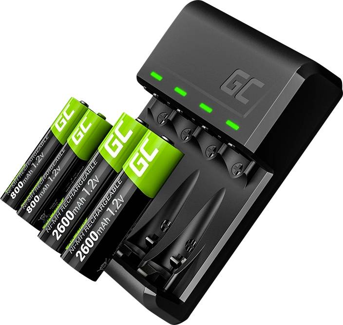 Ein Batterieladegerät lädt vier grüne AA-Akkus mit der Aufschrift '2600 mAh 1,2V' und 'GC'. Oben leuchten grüne Indikatoren.