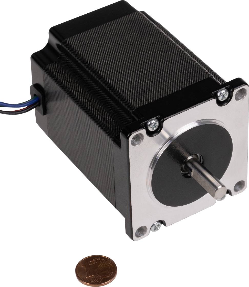 Ein schwarzer Elektromotor mit Metallflansch und Wellenstummel liegt neben einer Centmünze zur Größenvergleich. Kabel sind sichtbar.