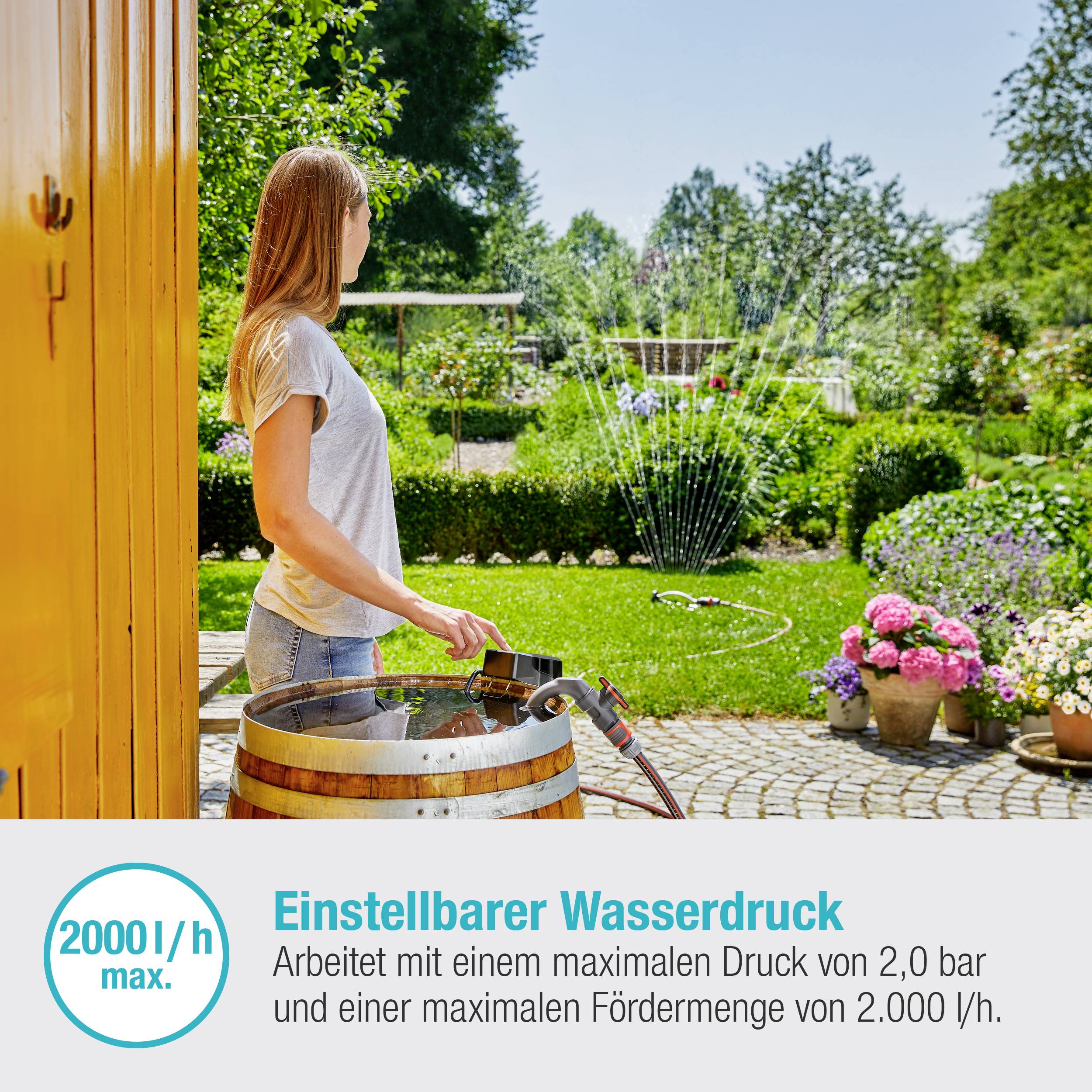 Eine Frau steht im Garten und dreht einen Wasserhahn auf, um einen Rasensprinkler zu betreiben. Text: 'Einstellbarer Wasserdruck, maximal 2,0 bar und 2.000 l/h.'