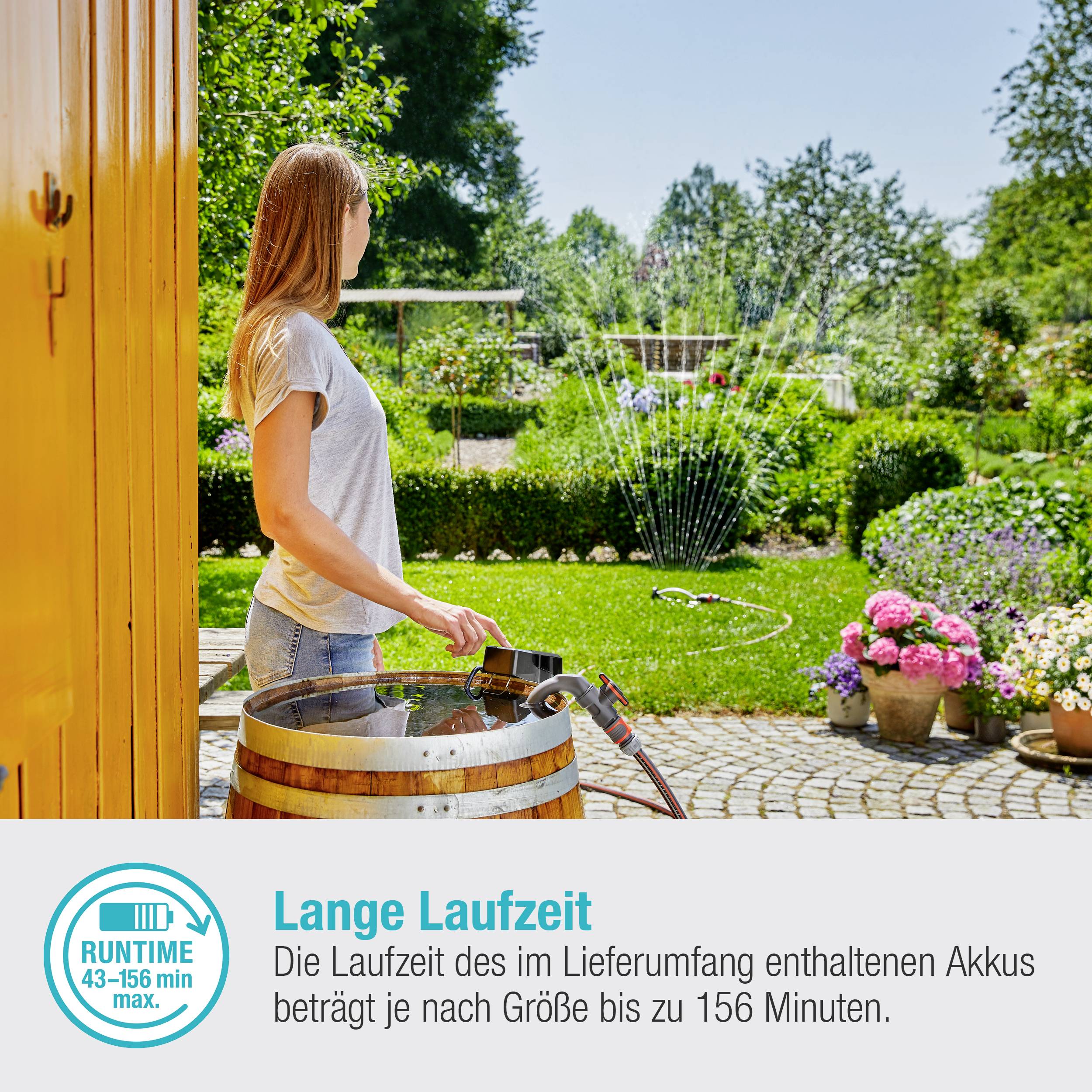 Eine Person zeigt auf einen Garten. Text auf dem Bild: 'Lange Laufzeit - bis zu 156 Minuten'. Im Hintergrund Pflanzen und Bäume.