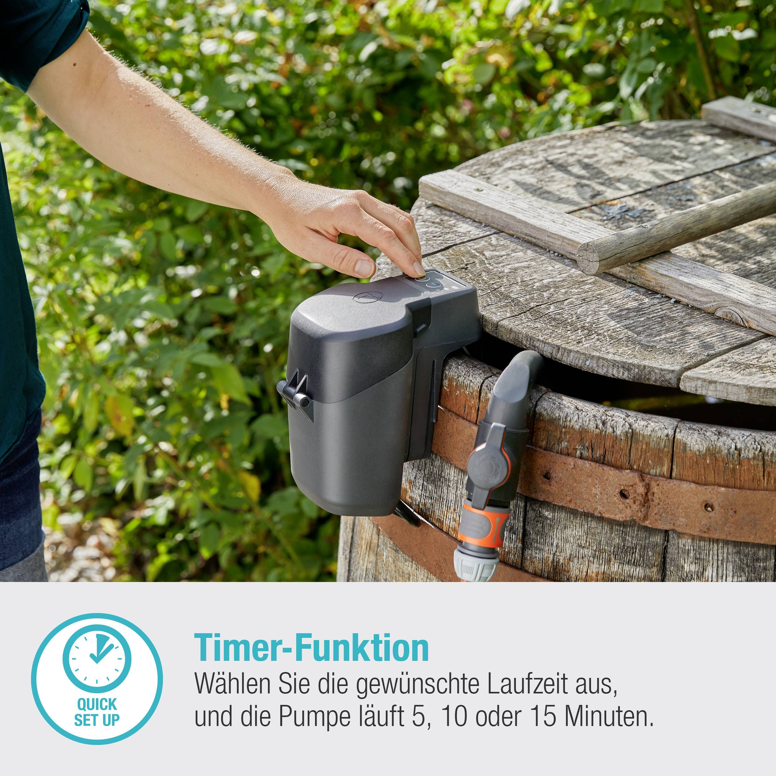 Eine Person bedient eine Automatik-Schaltuhr an einer Regentonne. Text im Bild: 'Timer-Funktion' und Zeitauswahlmöglichkeiten.