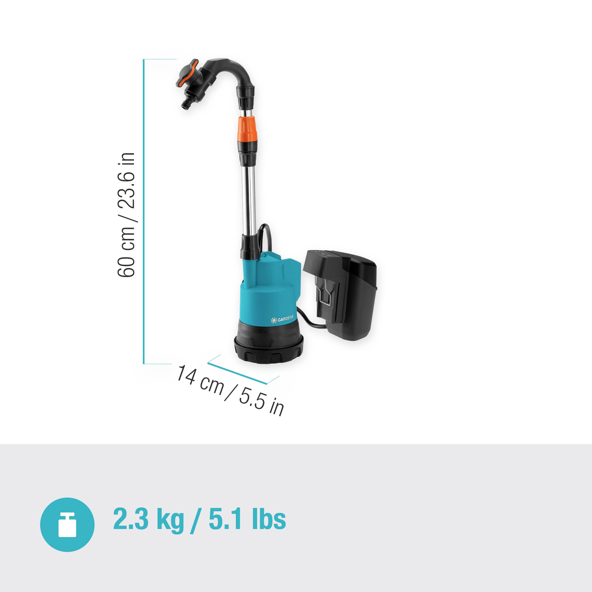 'Gardena' Wasserpumpe, 60 cm hoch, mit blauem Gehäuse und schwarzem Griff. Maße: 60 cm hoch, 14 cm breit. Gewicht: 2,3 kg.