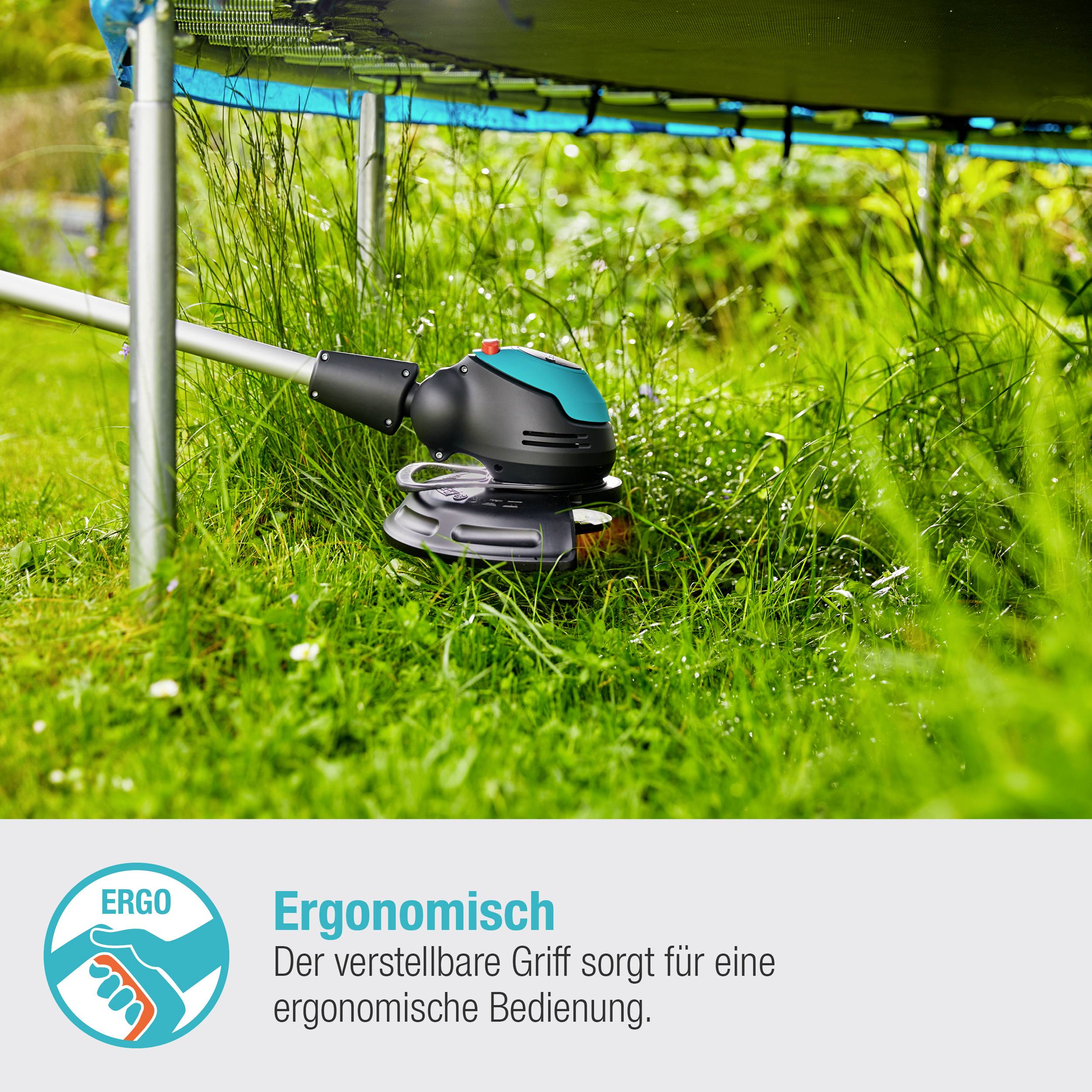 Ein elektrischer Rasentrimmer schneidet Gras unter einem Trampolin. Text: 'Ergonomisch - Der verstellbare Griff sorgt für eine ergonomische Bedienung.'