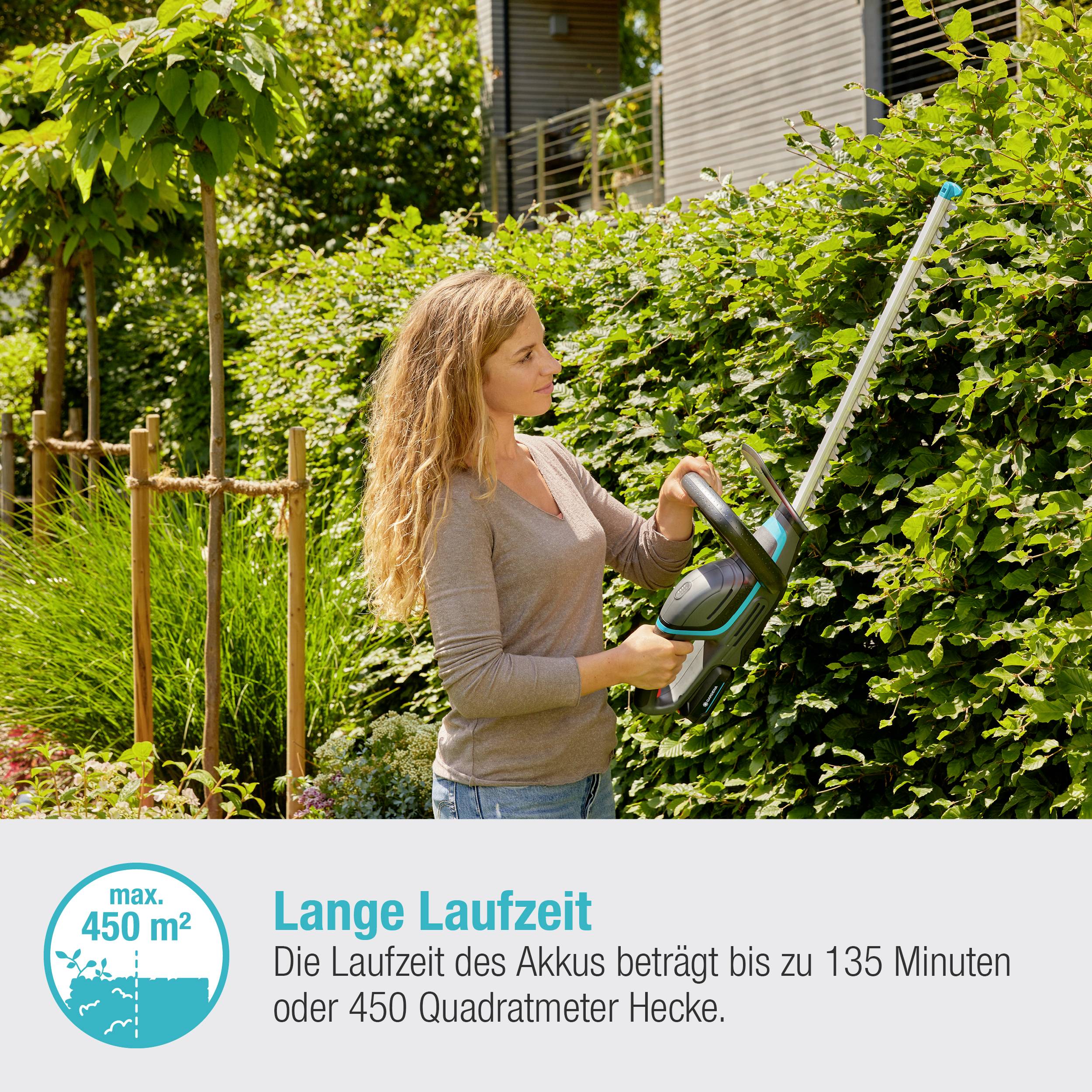 Eine Frau schneidet mit einem Akku-Heckenschneider eine Hecke. Text zeigt: 'Max. 450 m². Lange Laufzeit: bis zu 135 Minuten'.