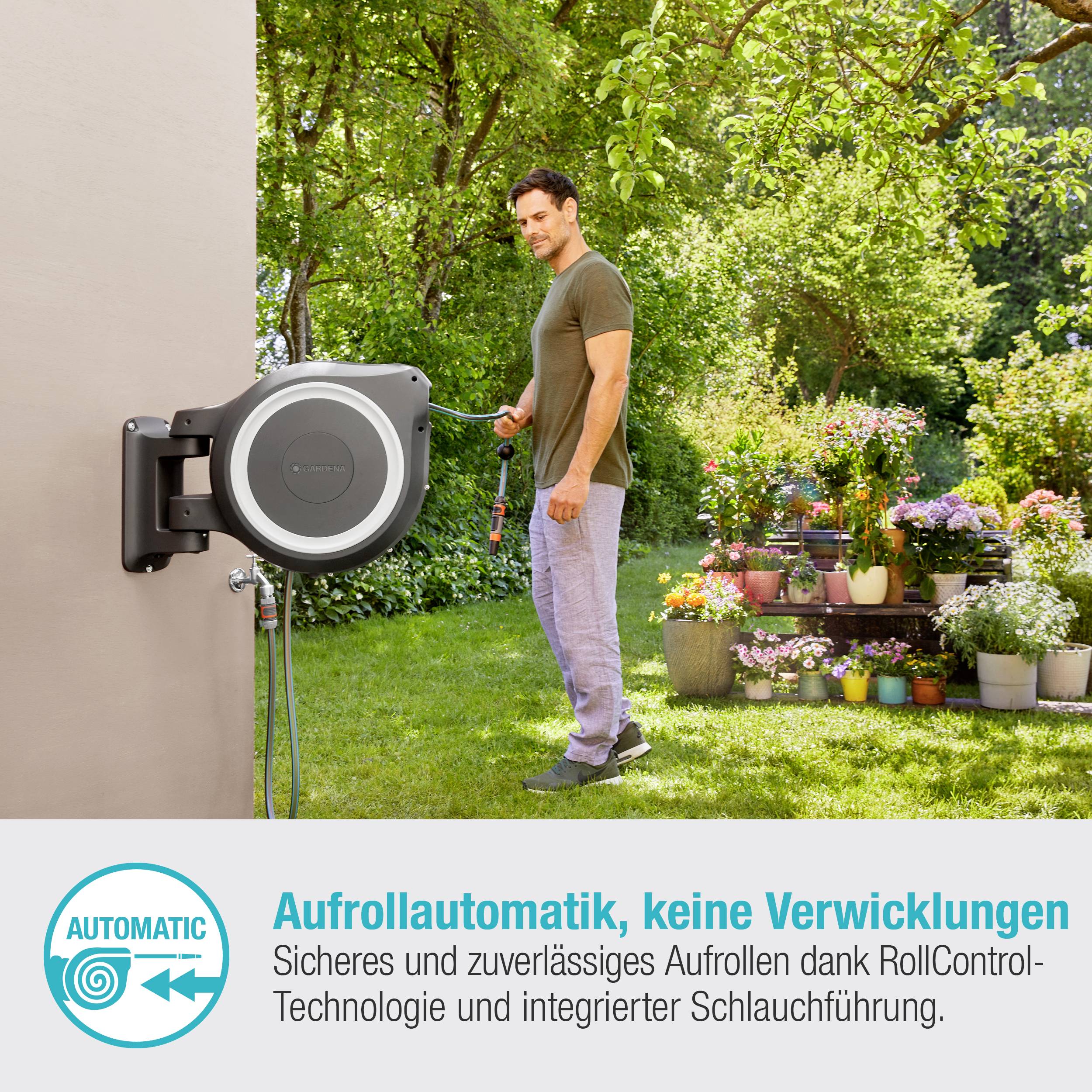 Ein Mann bewässert Pflanzen mit einem Gartenschlauch, der an einer automatischen Schlauchtrommel an der Wand befestigt ist. Haupttext unten: 'Aufrollautomatik, keine Verwicklungen'.
