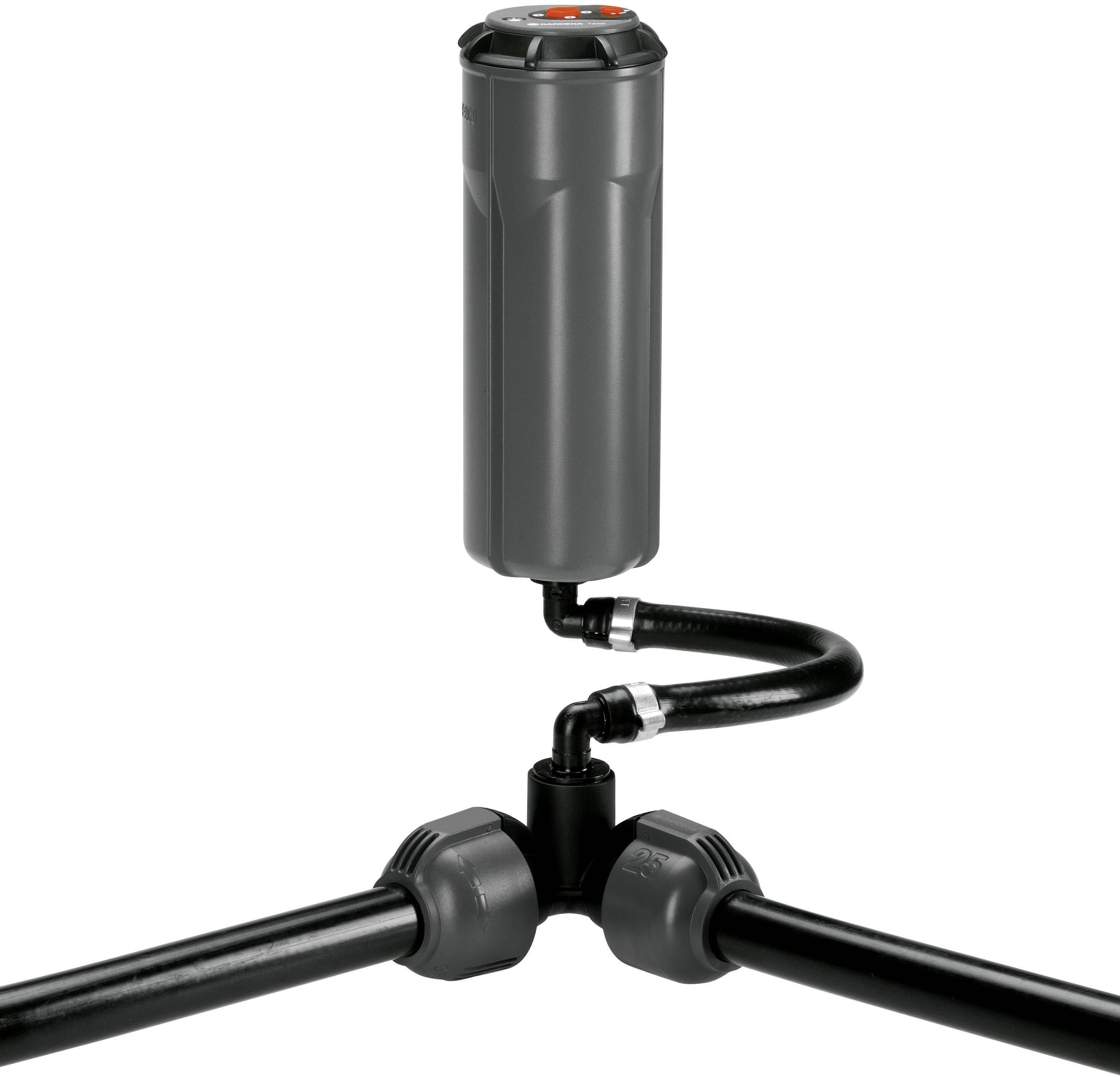 Ein schwarzer Druckminderer ist mit zwei Schläuchen verbunden, die Wasserleitungen anzeigen. Das Design betont Effizienz in der Wasserverteilung.