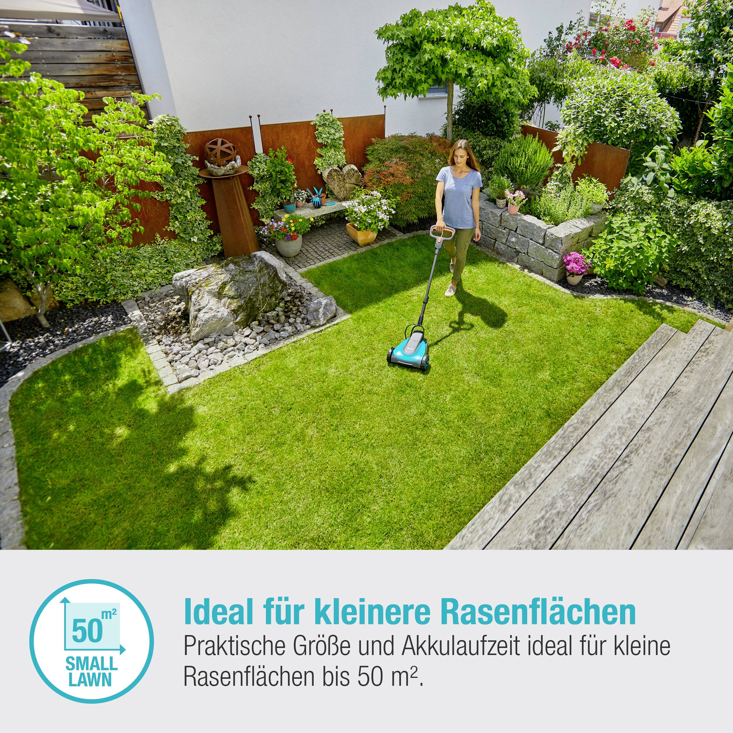 Frau mäht kleinen Rasen mit elektrischem Rasenmäher. Text: 'Ideal für kleinere Rasenflächen bis 50 m²'.