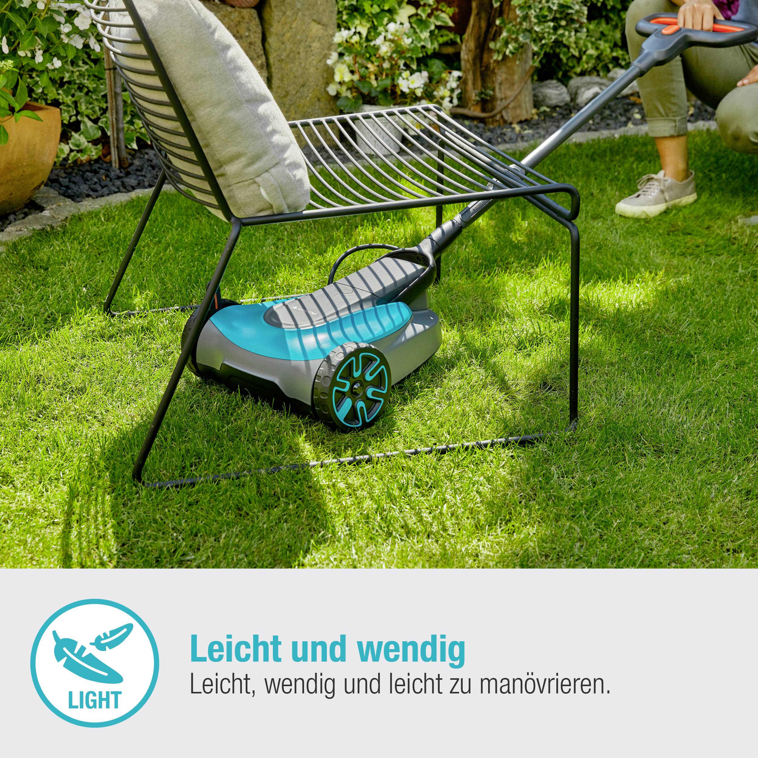Ein leichter, wendiger Rasenmäher schneidet Gras unter einem Gartenstuhl. Text: 'Leicht und wendig'. Ideal für enge Bereiche.