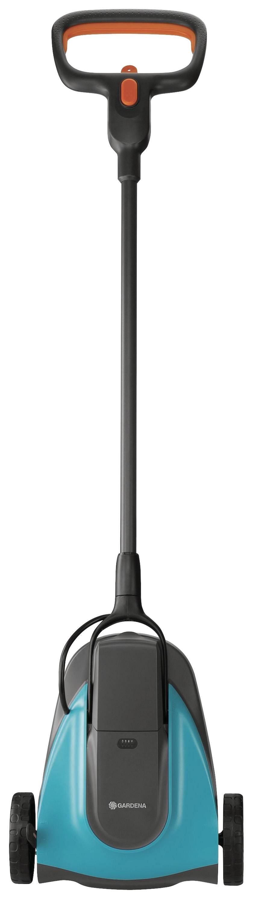 Ein blauer und schwarzer Handrasenmäher mit zwei Rädern und einem langen Griff, zur Gartenpflege. Marke nicht spezifiziert.