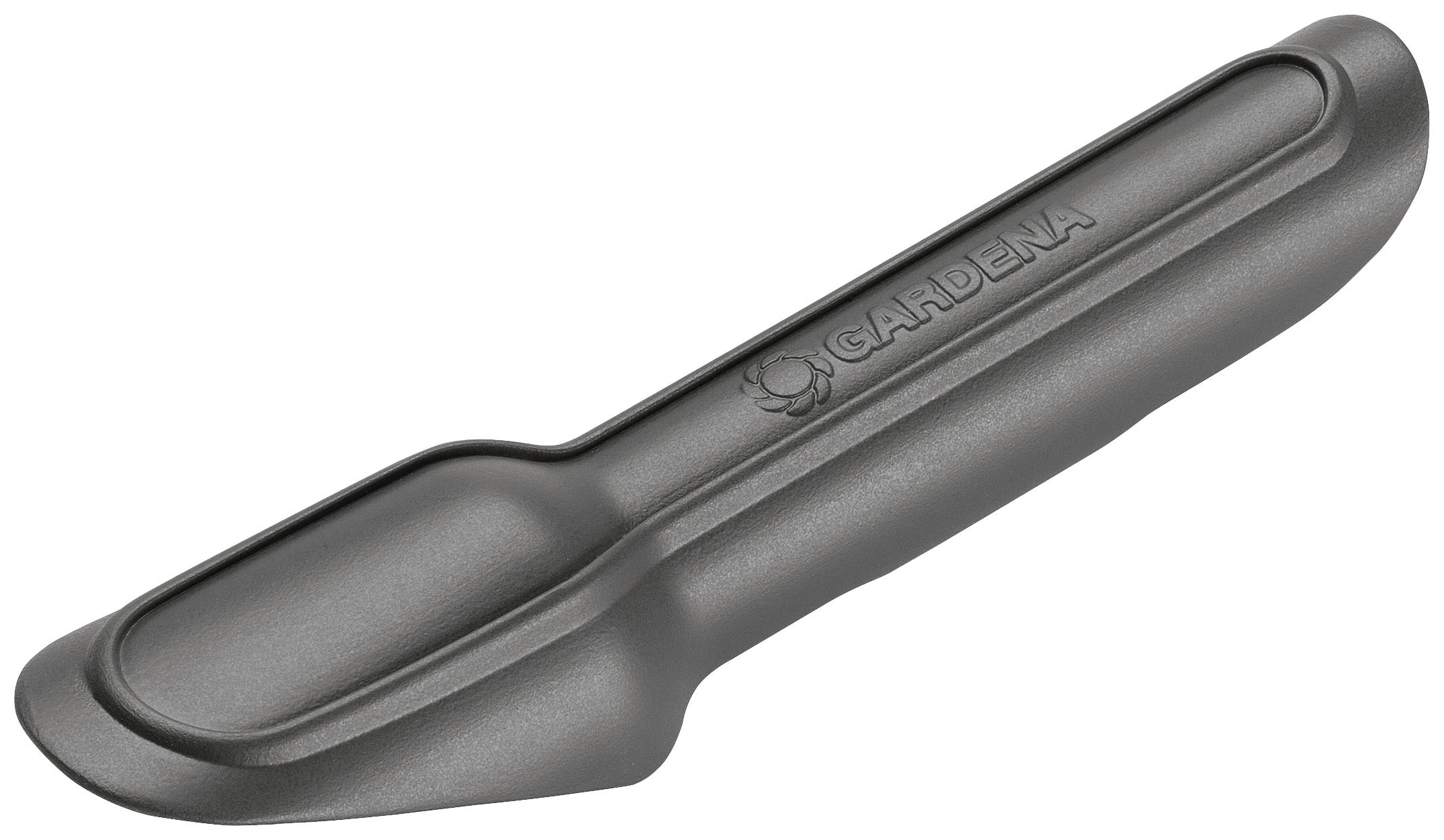 Ein grauer, ergonomisch geformter Tragegriff mit dem Aufdruck 'GARDENA', vermutlich Teil eines Gartengeräts.