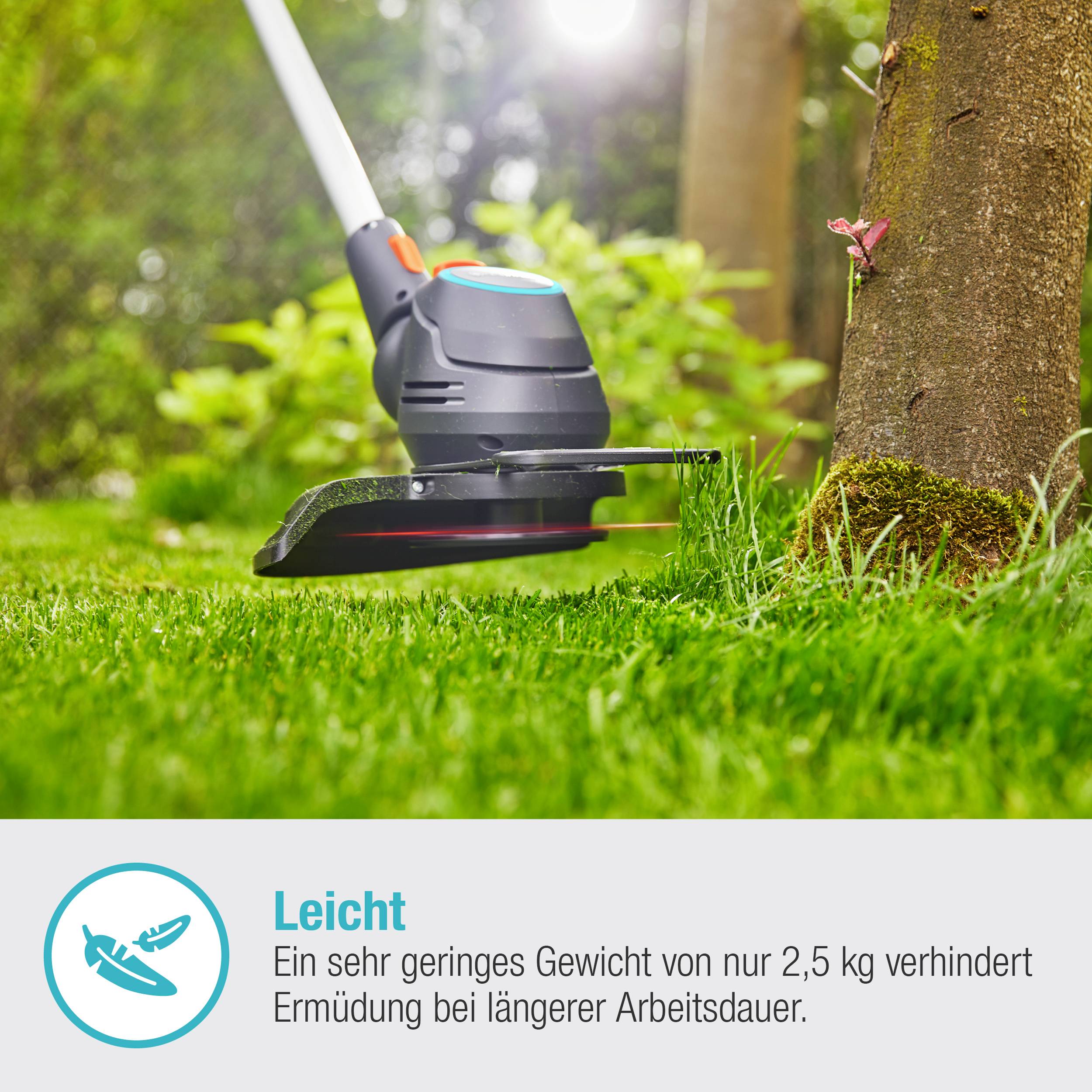 Ein Rasentrimmer schneidet Gras an einem Baum. Text: 'Leicht - Ein sehr geringes Gewicht von nur 2,5 kg verhindert Ermüdung bei längerer Arbeitsdauer.'