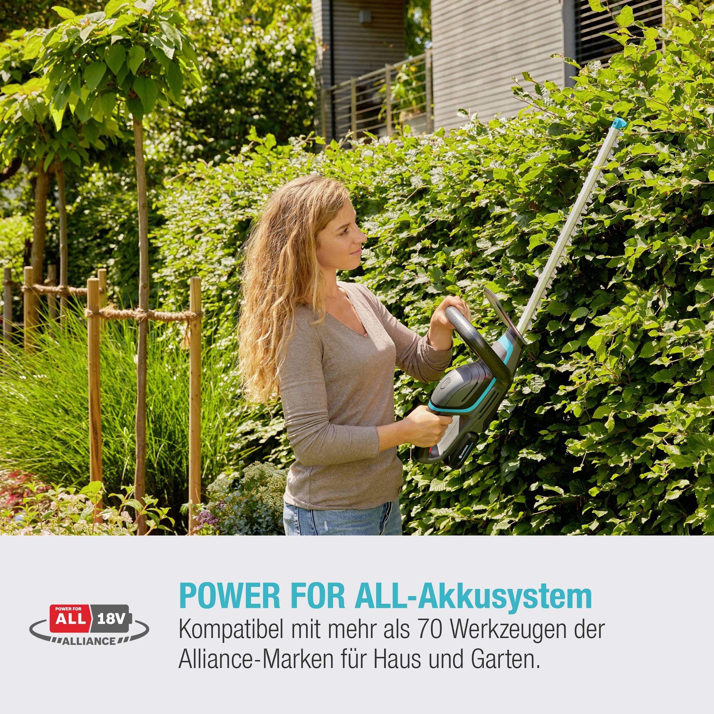 Eine Frau schneidet eine Hecke mit einer Heckenschere in einem Garten. Text: 'POWER FÜR ALL-Akkusystem' mit Details zur Kompatibilität.