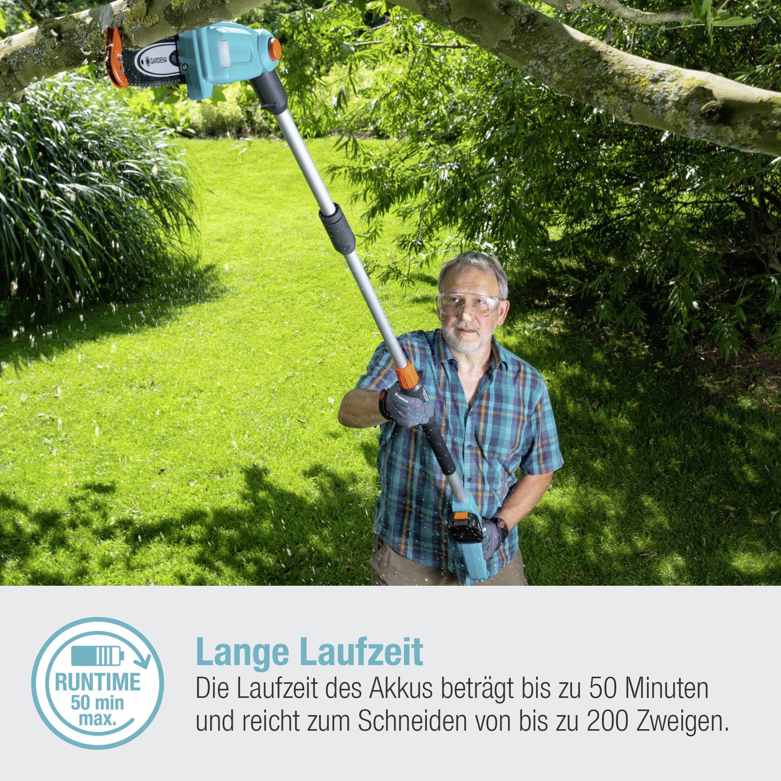 Ein Mann in einem Garten benutzt eine Teleskop-Heckenschere. Text unten: 'Lange Laufzeit - 50 Minuten für bis zu 200 Zweige'.