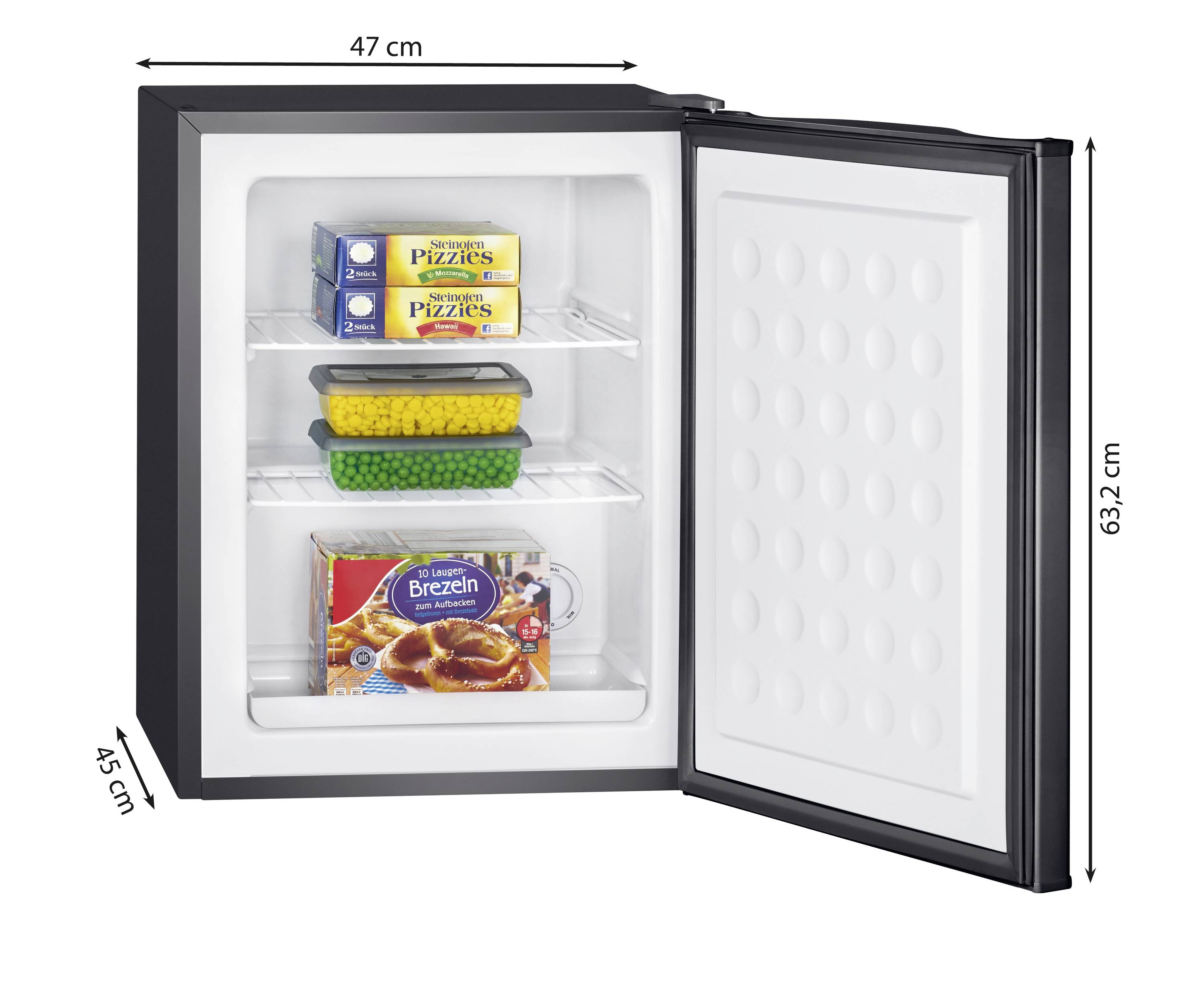 Ein geöffneter, kompakter Kühlschrank mit drei Fächern, gefüllt mit Pizza, Brezeln und Mais. Maße: 47 cm breit, 45 cm tief, 63,2 cm hoch.