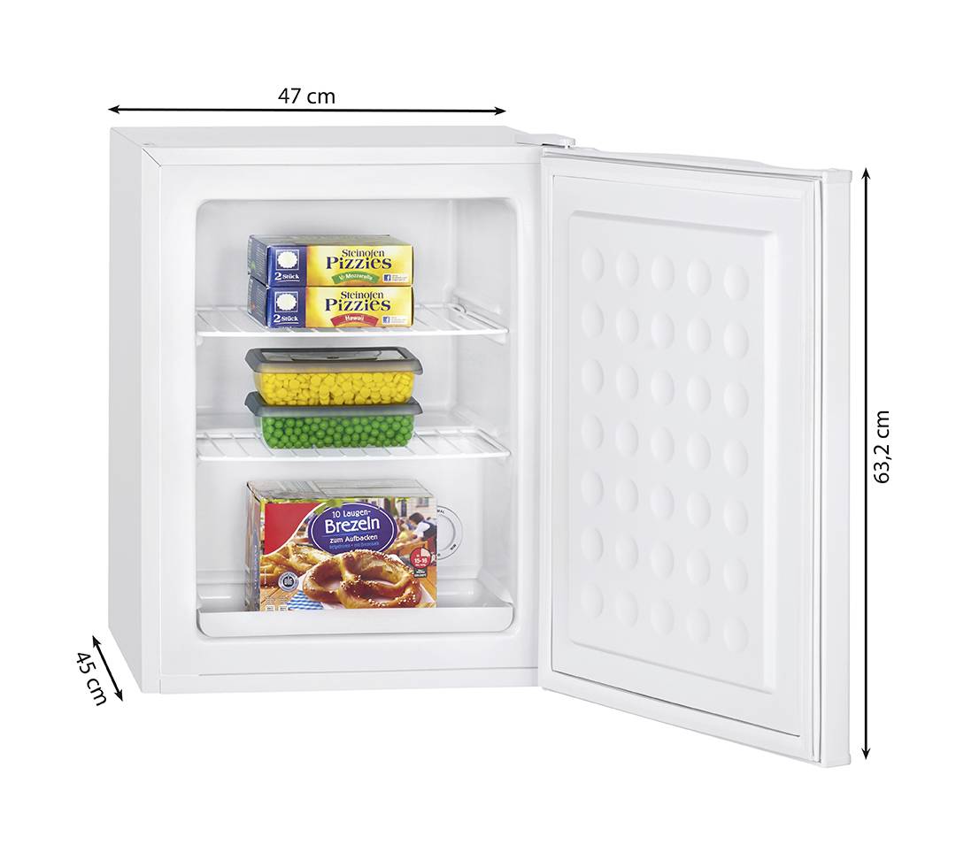 Ein geöffneter kleiner weißer Gefrierschrank mit zwei Regalen, gefüllt mit Tiefkühlpizza, Mais, Brezeln und Butter. Maße: 47 cm B x 63,2 cm H x 45 cm T.