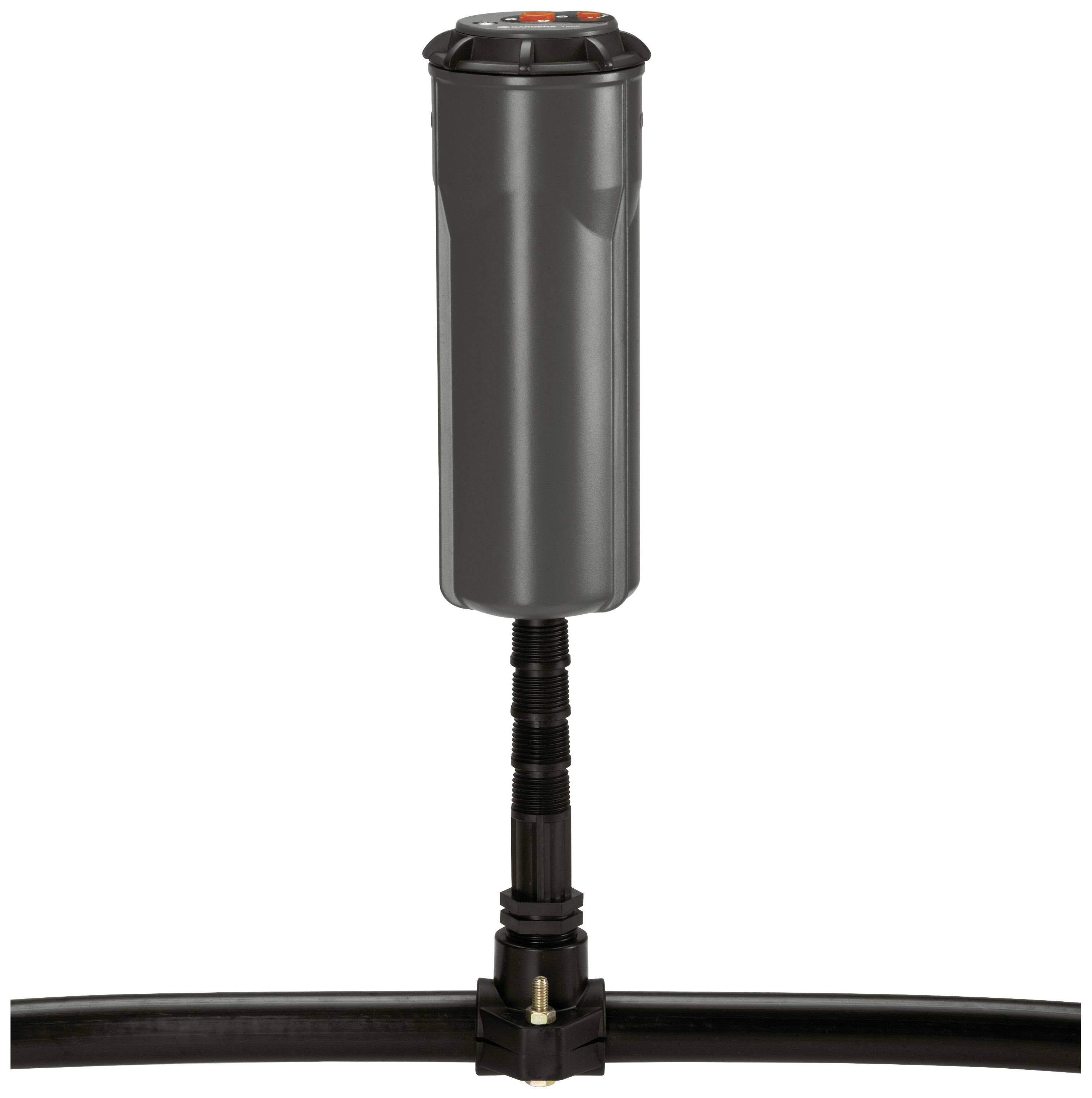 Schwarzer, senkrechter Bewässerungssprinkler auf einem schwarzen Rohr.