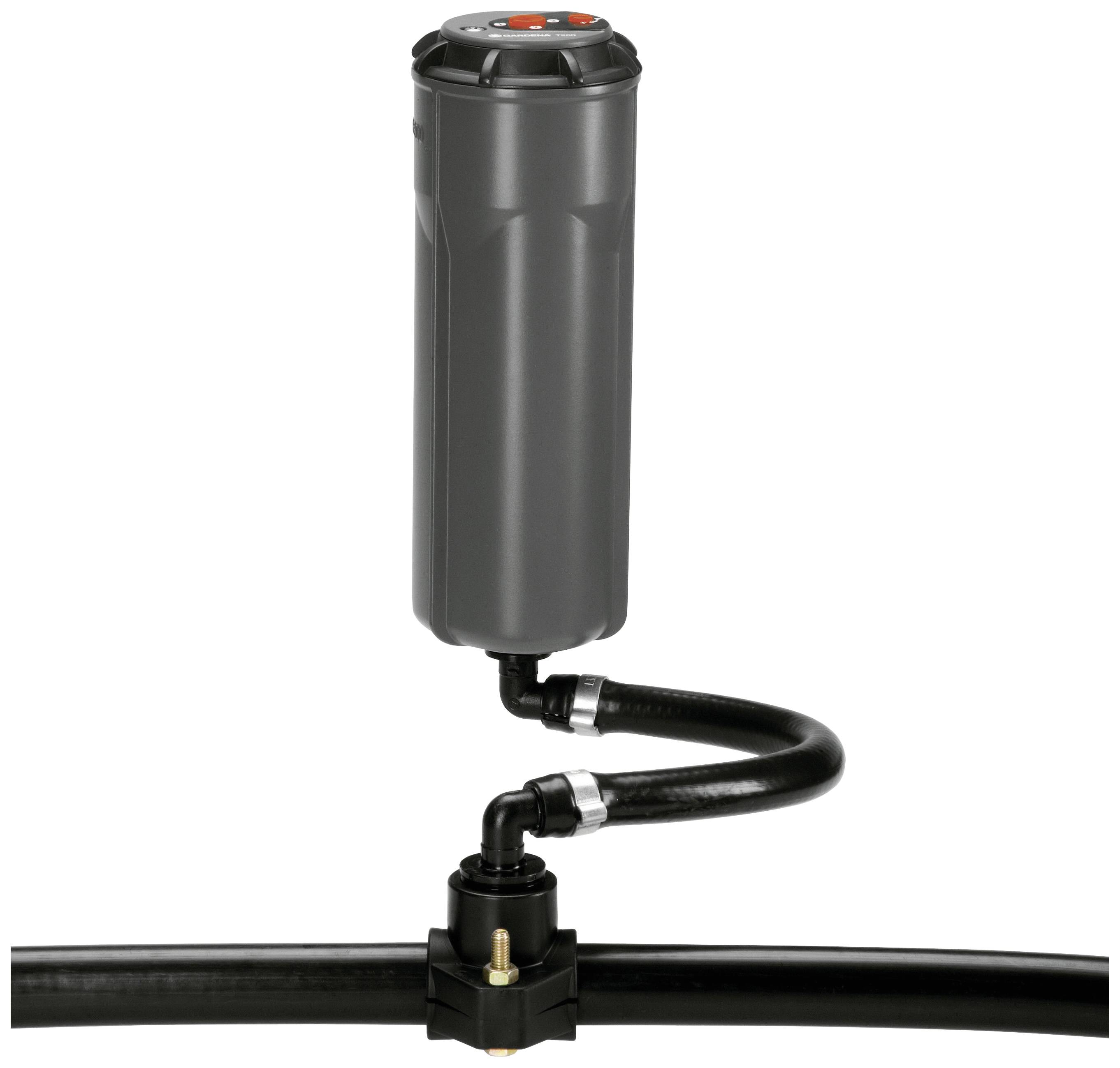 Ein schwarzer Wasserfilter in Zylinderform ist an einem schwarzen Schlauchsystem angeschlossen.