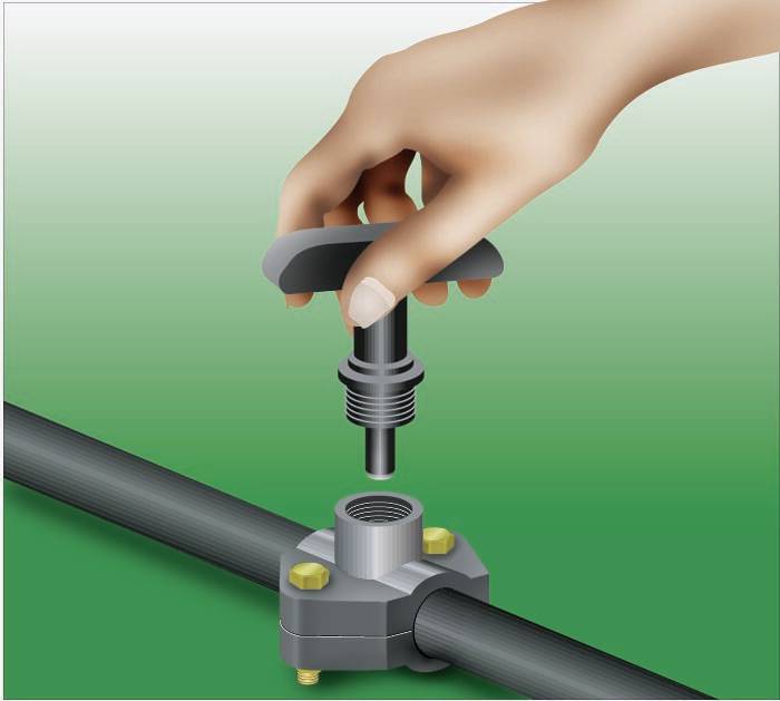 Eine Hand montiert ein vertikales Ventil auf ein Rohr mit einer Klemmscheibe an einer Rohrverbindung.