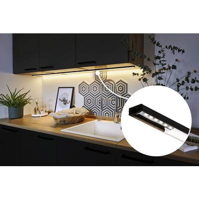 Eine moderne Küche mit Holzarbeitsplatte und stilvoller Rückwand. Vergrößerter Ausschnitt zeigt eine schmale LED-Leuchte unter einem Hängeschrank.