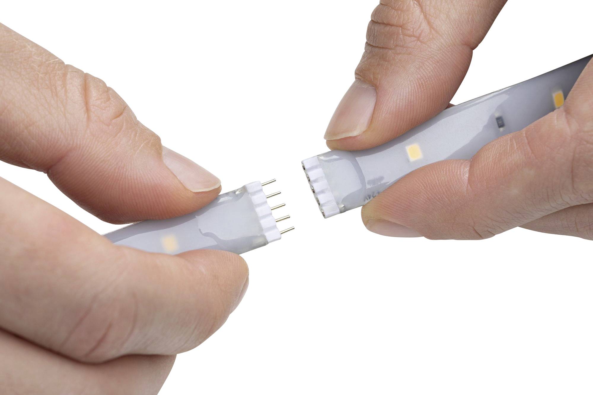 Zwei Hände verbinden ein LED-Lichtband. Das linke Band hat sichtbare Stifte, die in das rechte Band geschoben werden.