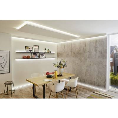 Moderner Essbereich mit Holztisch und weißen Stühlen. Regale mit Bildern und Dekorationen an der beleuchteten Wand. Große Fenster mit Blick nach draußen.
