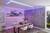 Esszimmer mit modernem Design, LED-Leuchten in blauen und rosa Tönen, Holztisch mit weißen Stühlen, Regale mit Deko und Blumen.
