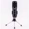 Schwarzes Standmikrofon auf dreibeinigem Stativ, geeignet für Aufnahmen oder Podcasts, vor hellem Hintergrund.