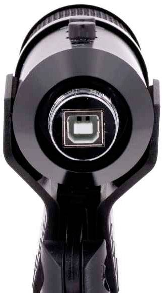 Nahaufnahme einer USB-B-Schnittstelle an einem schwarzen elektronischen Gerät.