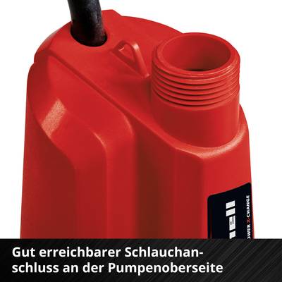 'Nahaufnahme eines roten Pumpengehäuses mit einem leicht zugänglichen Schlauchanschluss an der Oberseite.'
