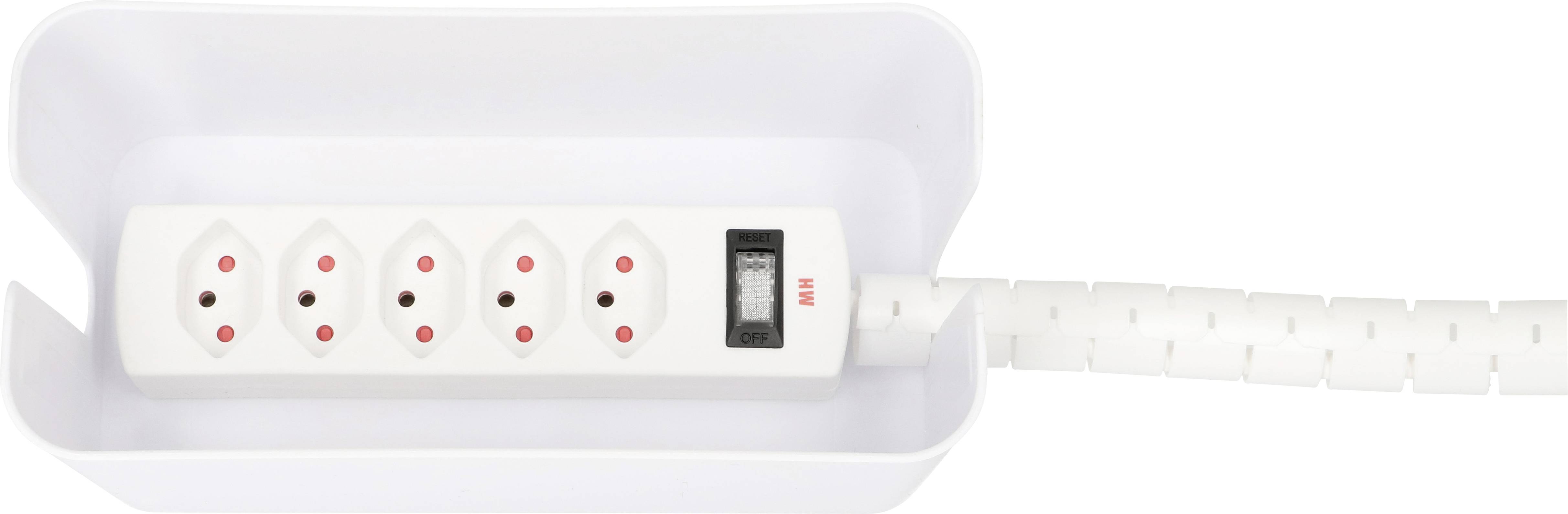 Eine weiße Steckdosenleiste mit sechs Ausgängen und Schalter befindet sich in einer weißen Kabelbox.
