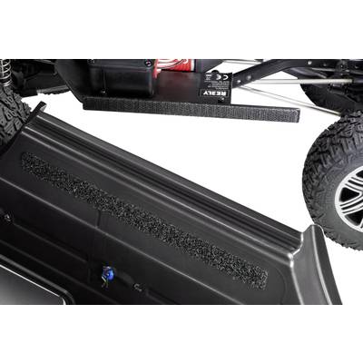Ferngesteuertes Auto mit groben Gummireifen, Blick auf die Unterseite mit stabiler Verkleidung und Batteriegehäuse.