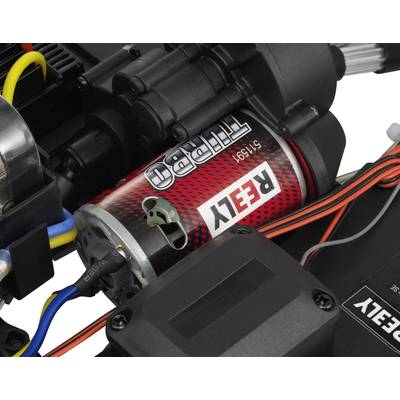 Nahaufnahme eines Elektromotors mit Markenaufdruck, umgeben von farbigen Kabeln und elektronischen Komponenten eines Modells.