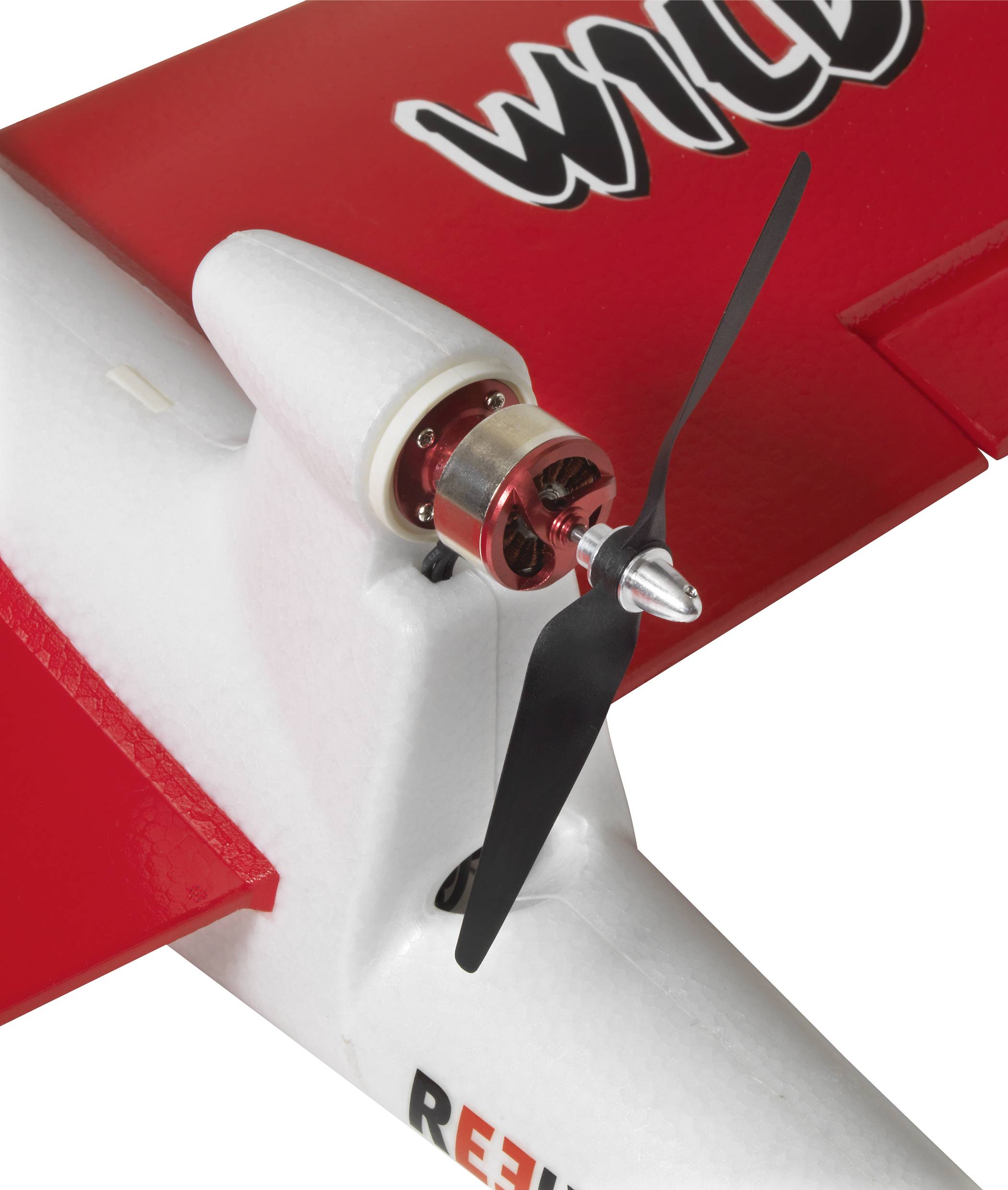 Ein rotes Modellflugzeug mit Propeller, Turbine und schwarzer Aufschrift 'WILD' auf dem Flügel dargestellt.