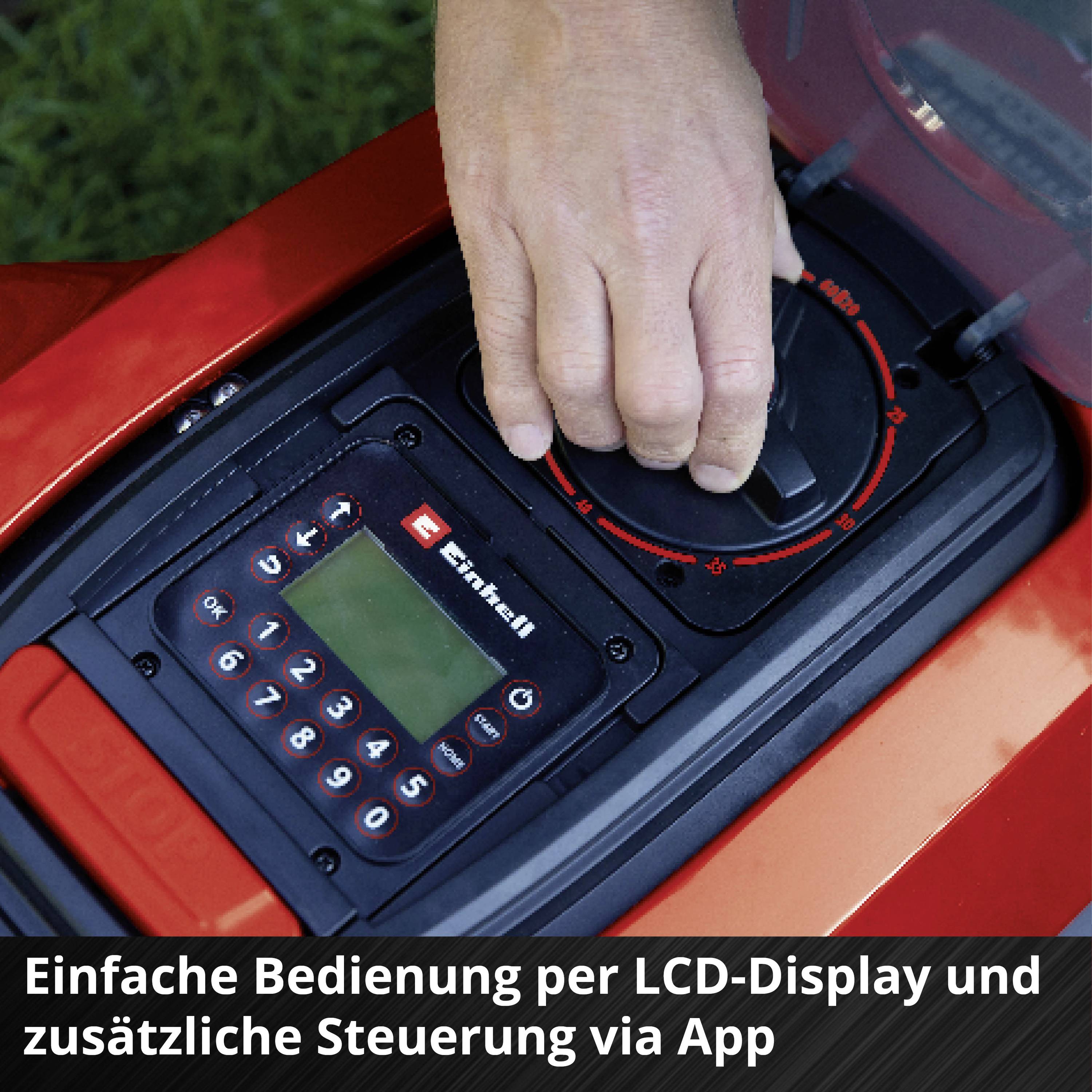 'Nahaufnahme einer Hand, die ein Bedienfeld mit LCD-Anzeige und Tasten auf einem Rasenmäher einstellt. Text: Einfache Bedienung per LCD-Display und zusätzliche Steuerung via App.'