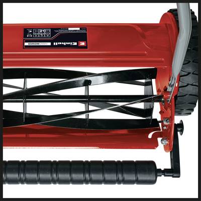 Ein roter Spindelmäher mit sichtbaren rotierenden Klingen und einem schwarzen Griff, spezifisches Modell nicht identifizierbar.