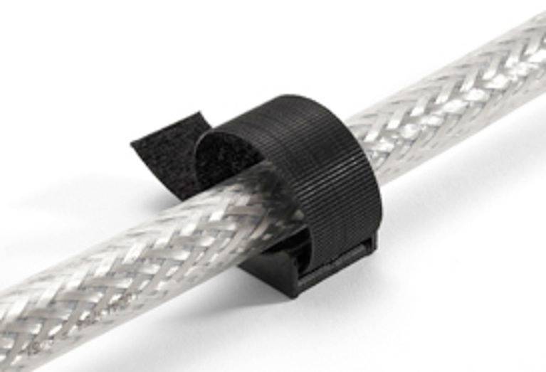 Ein durchsichtiges Kabel wird mit einem schwarzen Klettverschluss gebündelt.