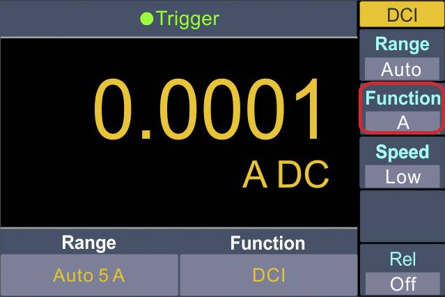 Anzeige eines Messgeräts mit gelber Zahl '0.0001 A DC'. Modus 'DCI', Bereich 'Auto 5 A', Funktion 'A', Geschwindigkeit 'Low'.