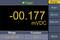 Digitalanzeige eines Messgeräts zeigt '-00.177 mVDC' in Gelb. Funktion ist 'DCV', Bereich 'Auto 50 mV'. Optionen: Auto, 50 mV, 500 mV.
