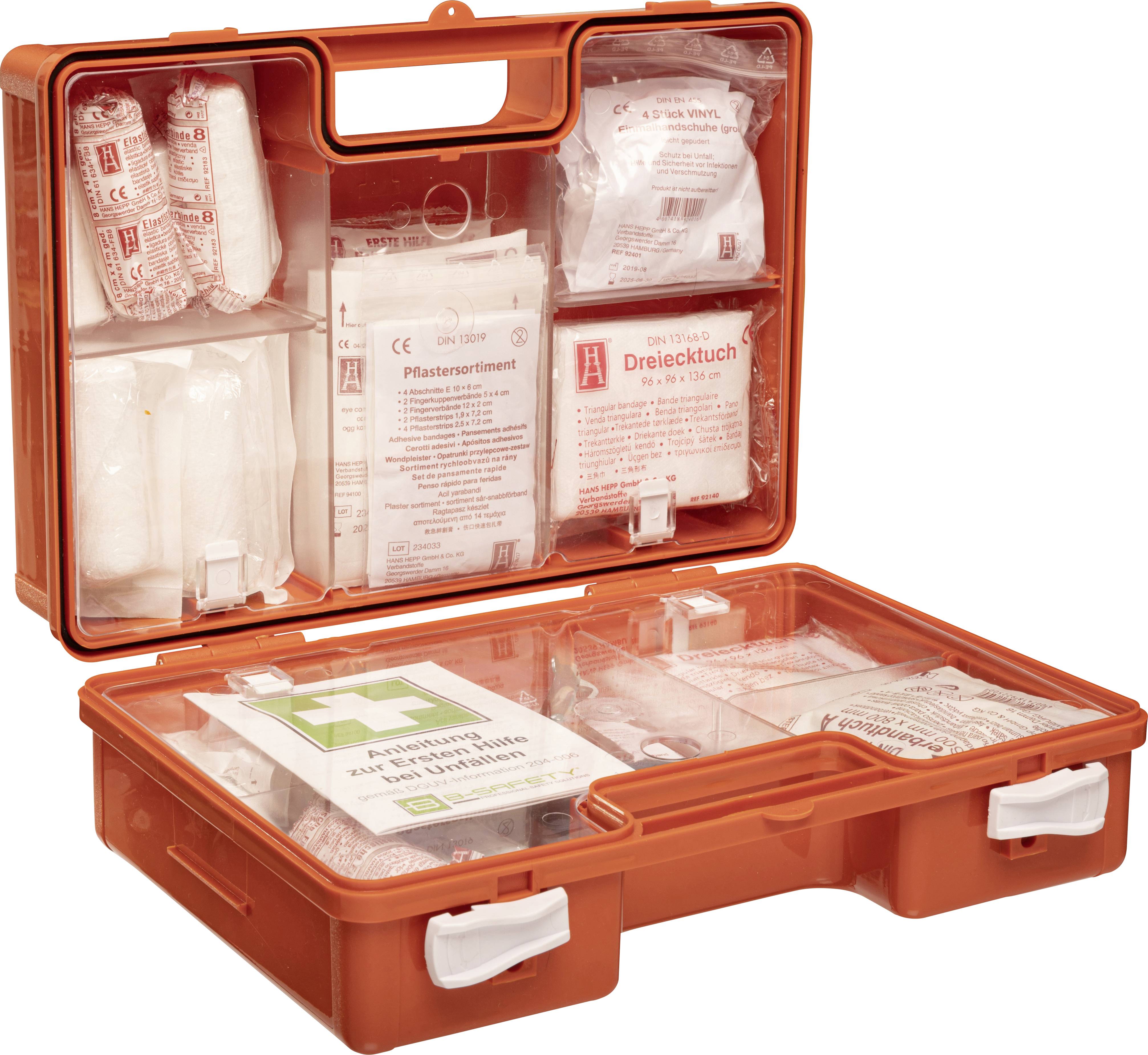 Ein orangefarbener Erste-Hilfe-Kasten ist geöffnet und zeigt Verbandsmaterialien, Pflaster, Dreieckstuch und ein Erste-Hilfe-Handbuch.