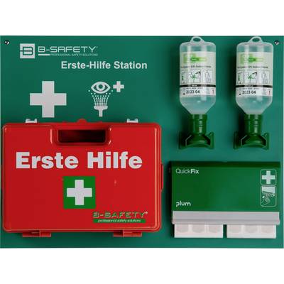 'Erste-Hilfe Station' mit rotem Erste-Hilfe-Kasten, Augenspülflaschen und Pflasterspender. Markiert mit weißen Kreuzen auf grünem Hintergrund.