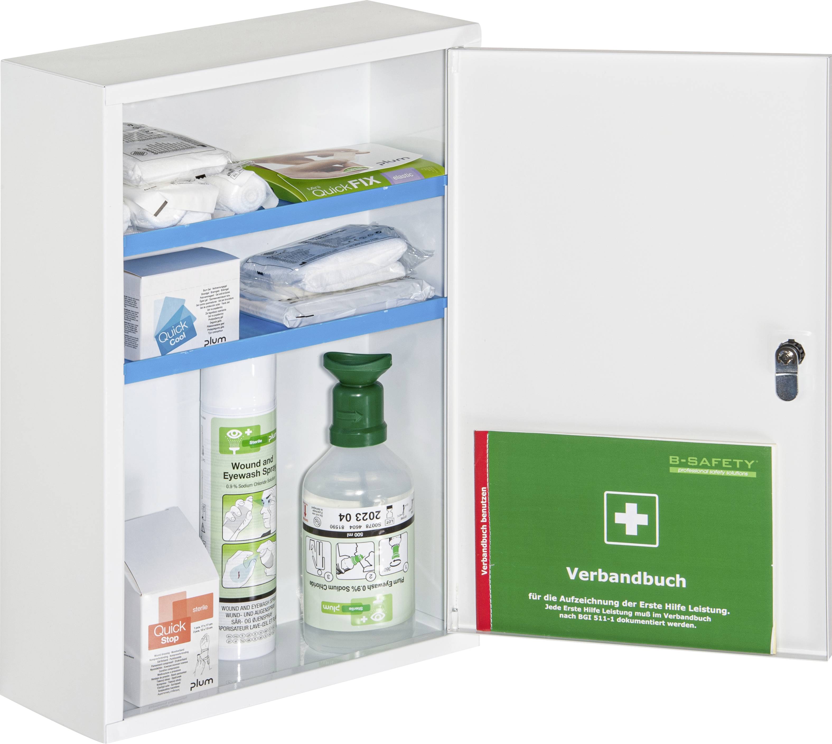 Ein geöffneter Erste-Hilfe-Schrank mit Pflastern, Desinfektionsmittel, Mullbinden und einem Verbandsbuch im Inneren.