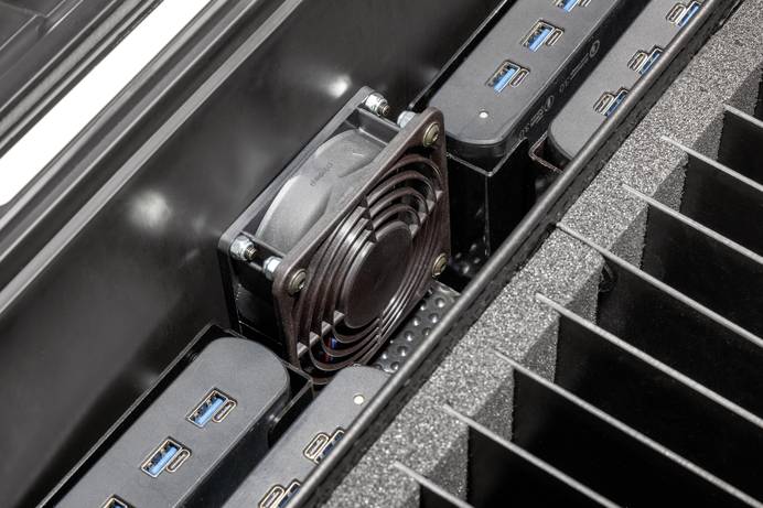 Im Inneren eines Ladekoffers befindet sich ein Lüfter zwischen den USB-Anschlüssen, der für eine gute Luftzirkulation sorgt.