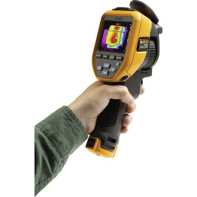 Ein Hand hält eine Wärmebildkamera, die ein farbiges Thermogramm auf dem Display zeigt. Das Gerät ist gelb und schwarz.