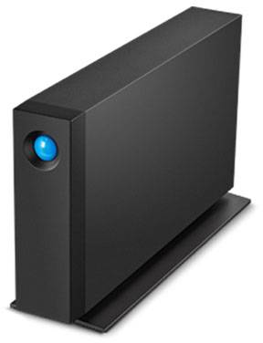 Eine schwarze externe Festplatte mit einem runden blauen Knopf an der Vorderseite, stehend auf einer Halterung.