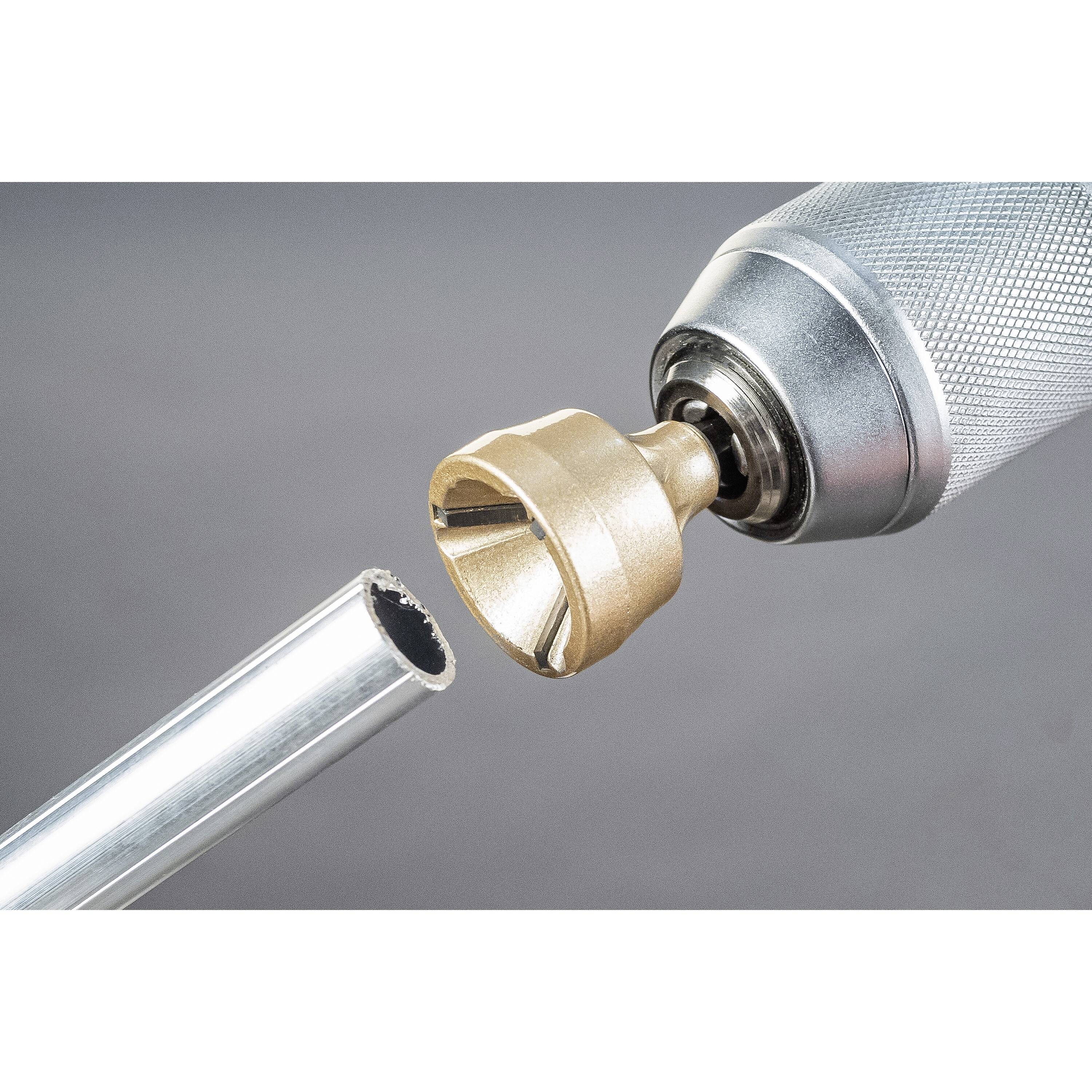 Ein Rohrschneiderkopf und ein zu schneidendes Metallrohr sind nah beieinander, bereit zur Bearbeitung.