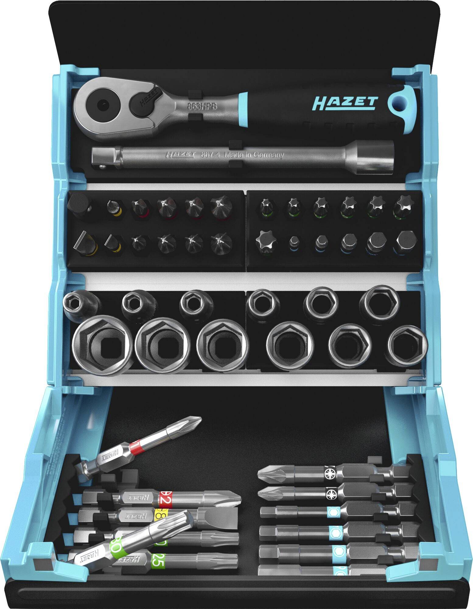 'Satz mit verschiedenen Bit- und Steckschlüsseleinsätzen in einer blauen Box. Enthält Schraubendreheraufsätze, Stecknüsse und eine Ratsche.'