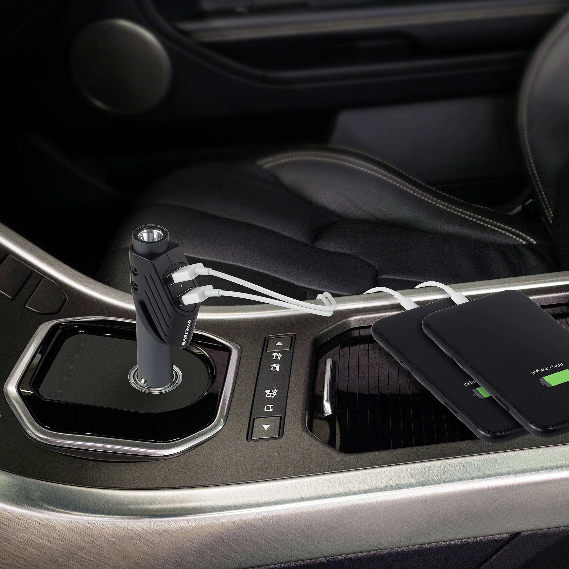 Ladegerät im Auto verbunden mit zwei Mobilgeräten, die auf der Mittelkonsole liegen. Schwarze Autoinnenausstattung mit Ledersitzen.