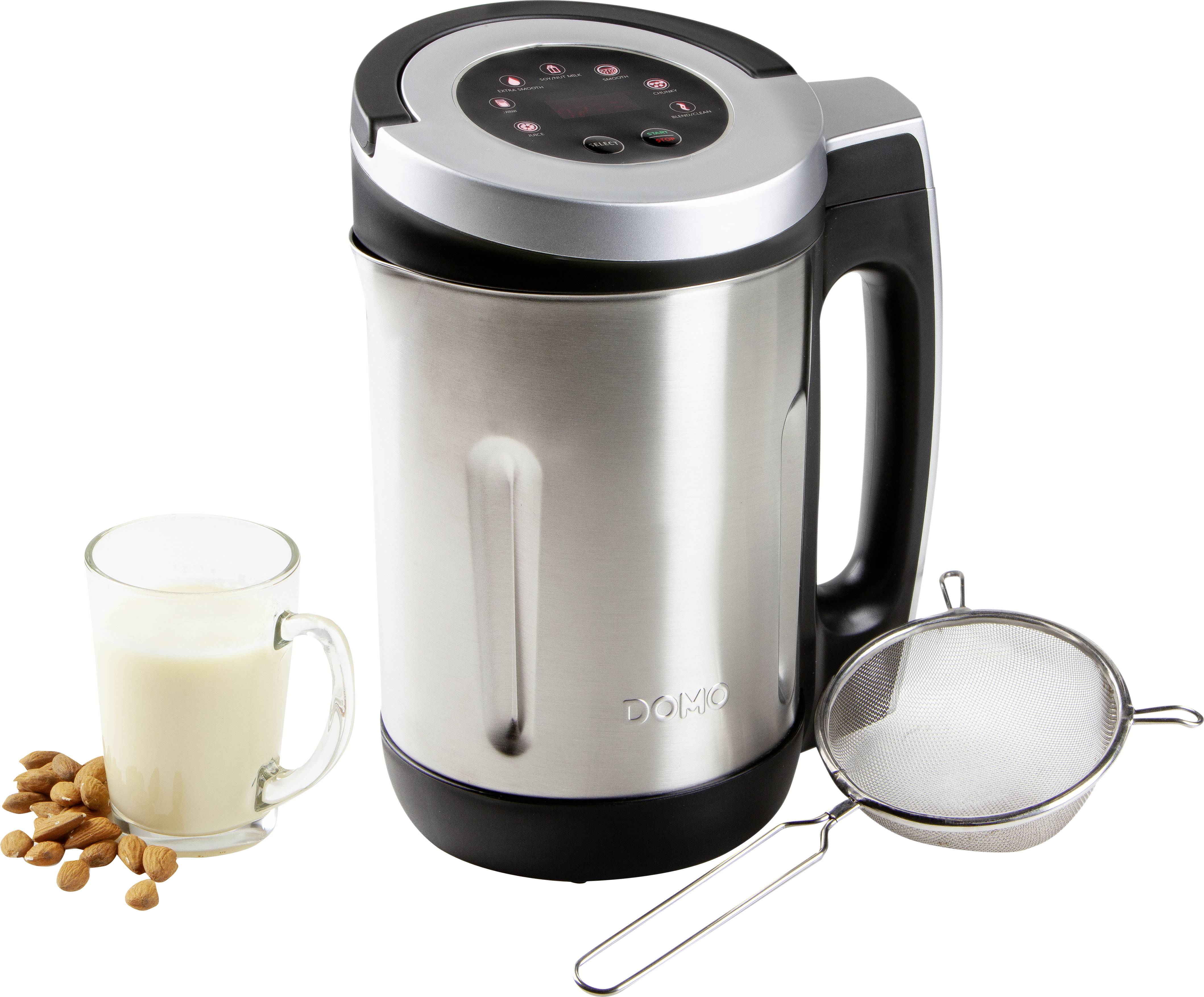 Ein silberner Sojamilchbereiter mit schwarzem Griff und digitalem Bedienfeld. Daneben ein Glas Sojamilch, Mandeln und ein Sieb.